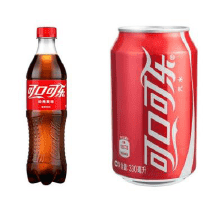 중국어 표기 &lsquo;可口可乐&rsquo;가 적힌 코카콜라 병과 캔 제품